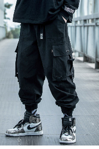 JOGGER CON BOLSILLO Y CUCHILLAS
